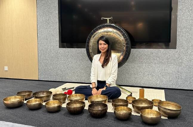 A wide circle of Tibetan singing bowls
